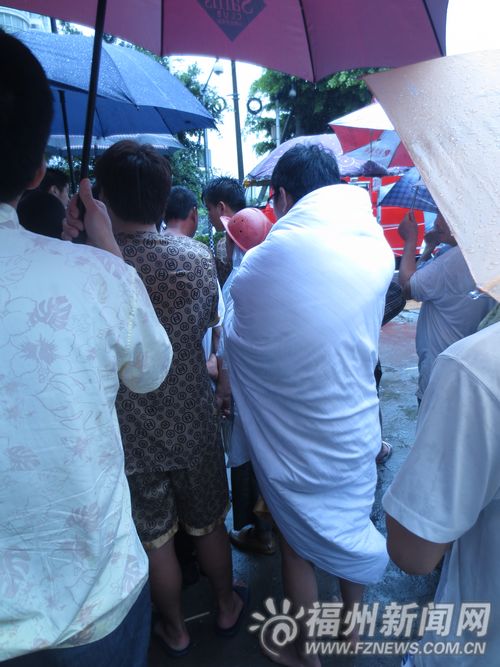 连江中路一汽车美容中心突发大火 市民裹被逃