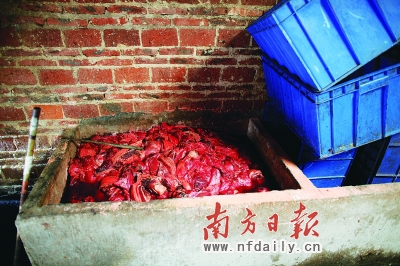 广州“死猪拌农药制腊肉”1人被拘 超市称从未卖过