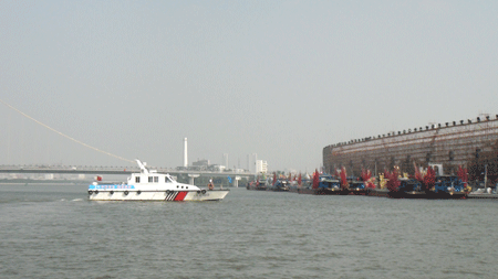 广州海事部门为亚运花船日常巡游保驾护航