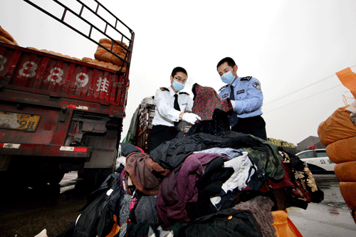 广州海关查获走私“洋垃圾”旧衣服230吨