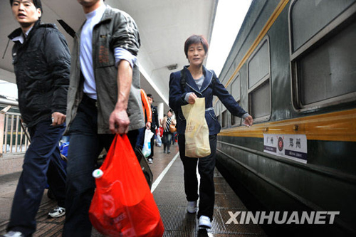 广州日发送旅客23万 雨中春运秩序井然