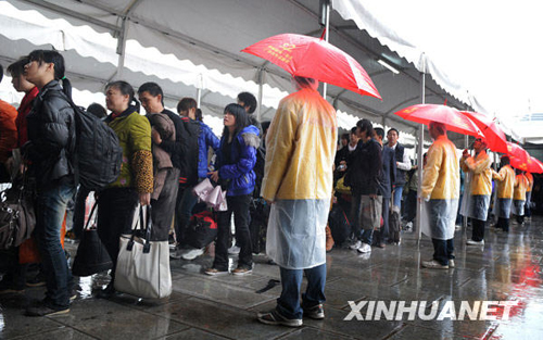 广州日发送旅客23万 雨中春运秩序井然