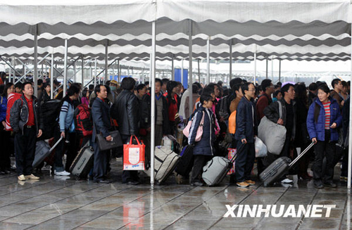 广州日发送旅客23万 雨中春运秩序井然