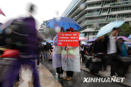 广州日发送旅客23万 雨中春运秩序井然