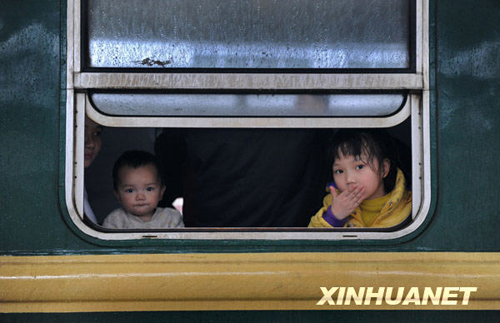 广州日发送旅客23万 雨中春运秩序井然