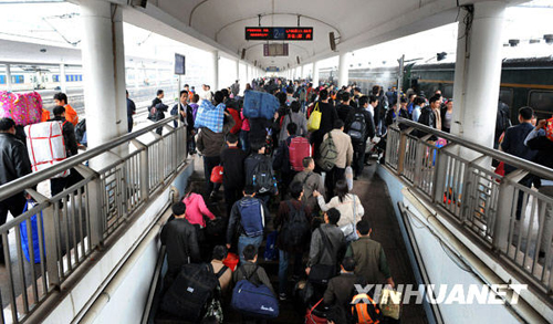 广州日发送旅客23万 雨中春运秩序井然