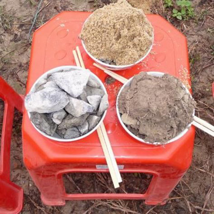 广东化州农民用行为艺术抗议政府租地