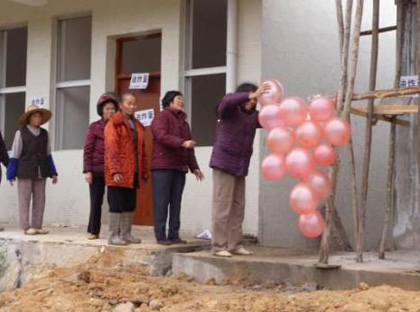 广东化州农民用行为艺术抗议政府租地