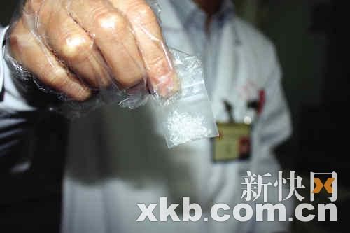 广东韶关夜总会专派小姐陪客吸毒(组图)