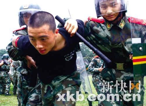广州武警特战队配发反恐仪器备战亚运安保
