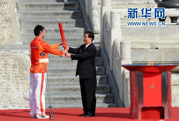 第16届亚运会火炬点燃暨火炬传递活动启动仪式举行 胡锦涛点燃主火炬