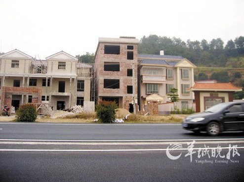景观路旁非法建餐馆别墅,是因有人“撑”?