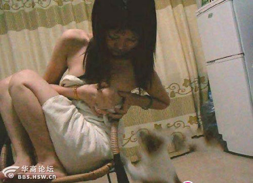 网曝90后少女用乳汁喂养小狗 引网友热议