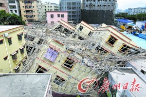 珠海农民7层自建房轰然倒塌 幸无人员伤亡