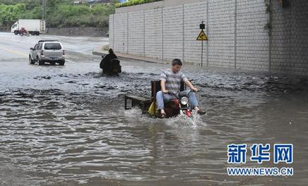 广东清远出现强降雨