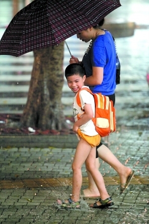 广州8级雷暴 雨后双彩虹 闪电击中“小蛮腰”