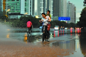 广州8级雷暴 雨后双彩虹 闪电击中“小蛮腰”