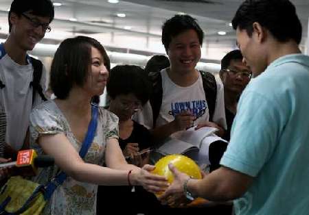 广州女生要求政务公开未果向发改委赠带刺皮球