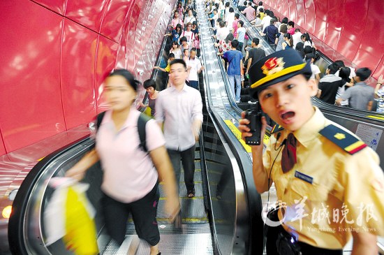 广州地铁自动扶梯突停 监控录像发现7岁男孩摁停