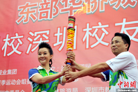 宋祖英传递大运火炬 预告演唱会将秀舞蹈