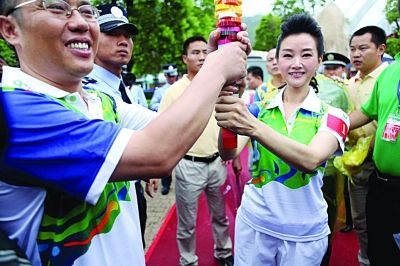 宋祖英传递大运火炬 预告演唱会将秀舞蹈