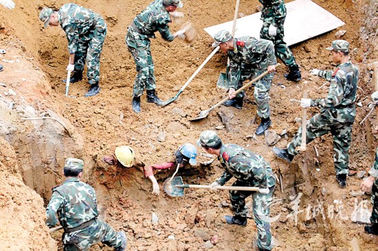 信宜在建楼盘塌方三人获救六人死亡