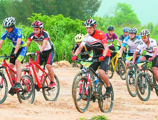 潮汕山地车越野赛上午举行 200选手赛道角逐