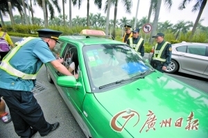 番禺黑车司机撒泼 记者坚持打表两度被赶