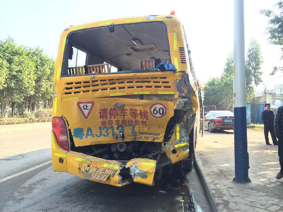 泥头车追尾校车 幸无人员伤亡