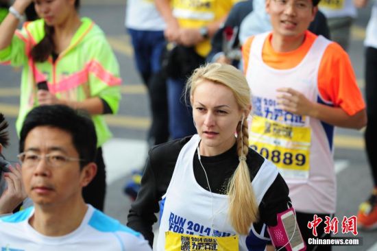 深圳万余人参加“为爱奔跑”山地马拉松