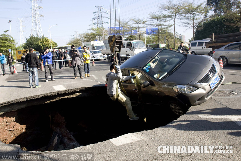 广州科韵路发生地陷 一小轿车栽进坑里