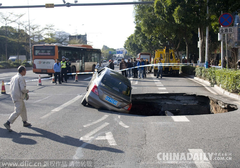 广州科韵路发生地陷 一小轿车栽进坑里