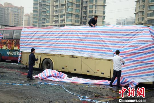 佛山一客运站清晨3辆客车起火 两车烧毁遍地油污