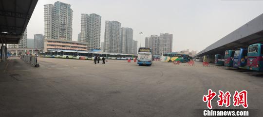 佛山一客运站清晨3辆客车起火 两车烧毁遍地油污