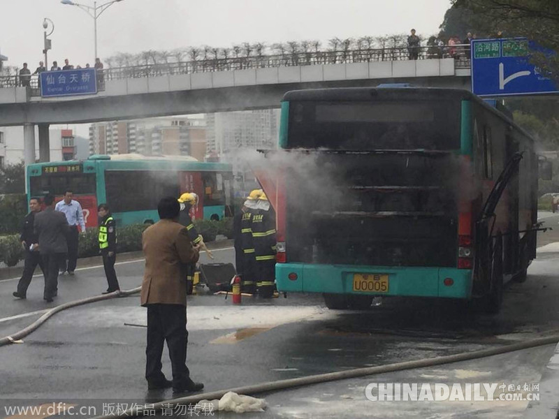 广东深圳一公交突然起火 造成交通堵塞