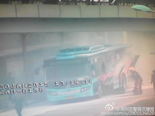 深圳一辆公交今早突发起火 原因不明