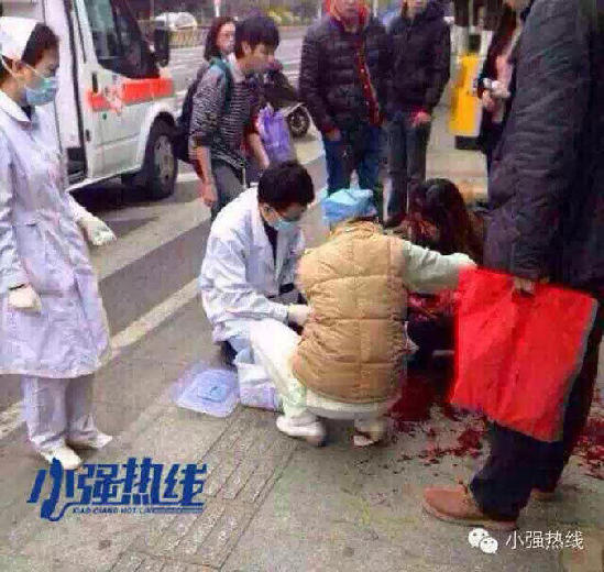 广东佛山一女子等车遇抢劫被砍10多刀 双手被砍烂