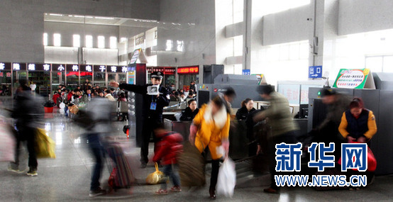 广铁民警确保元宵节旅客平安出行