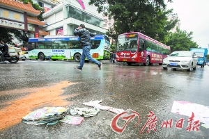 泥头车撞飞雨衣男 街坊自发为逝者撑伞