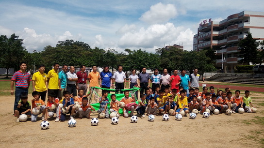 广东足球元老酷暑为山区孩子送足球装备 身体力行推进校园足球发展