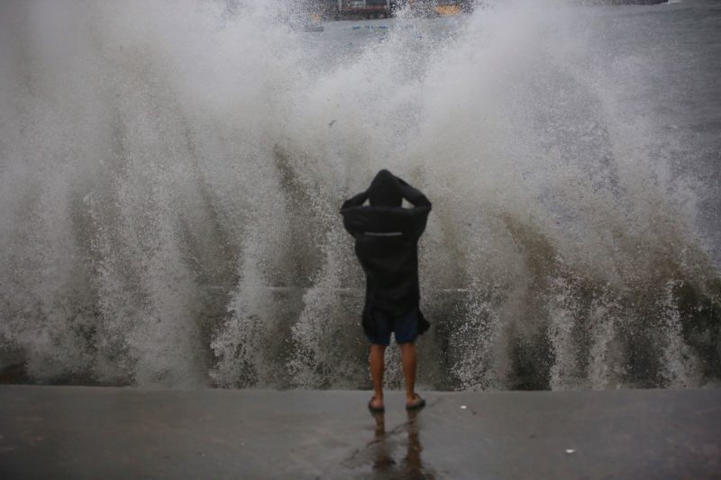 台风“妮妲”登陆深圳 全市进入暴雨防御状态