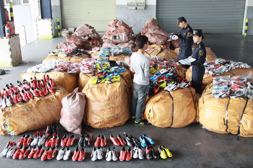 广州海关查获5400双假名牌鞋