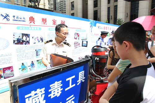 广州市民与海关“明星缉毒犬”亲密接触