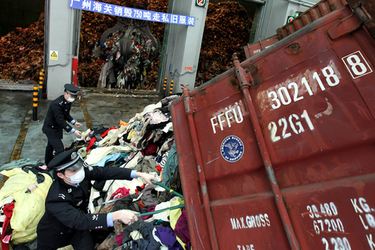 广州海关公开销毁750吨走私旧服装
