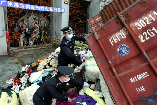 广州海关公开销毁750吨走私旧服装[2]