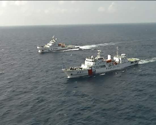 中国海事“海巡31”船在失联海域组织开展搜救行动