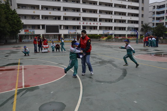 广州海关学雷锋志愿者走进农民工子女学校圆孩童“飞行梦”