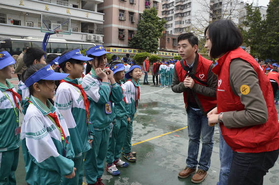 广州海关学雷锋志愿者走进农民工子女学校圆孩童“飞行梦”