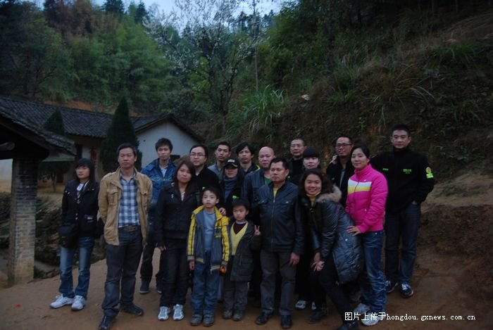 中国贫困山区人口_...孩子们蹲在简陋的校舍旁吃饭.中国90%的贫困人口集中于农(3)