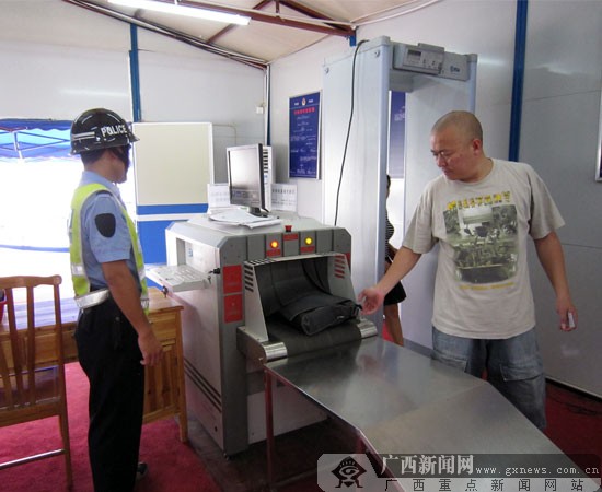 粤东西人口_手拿东西的图片